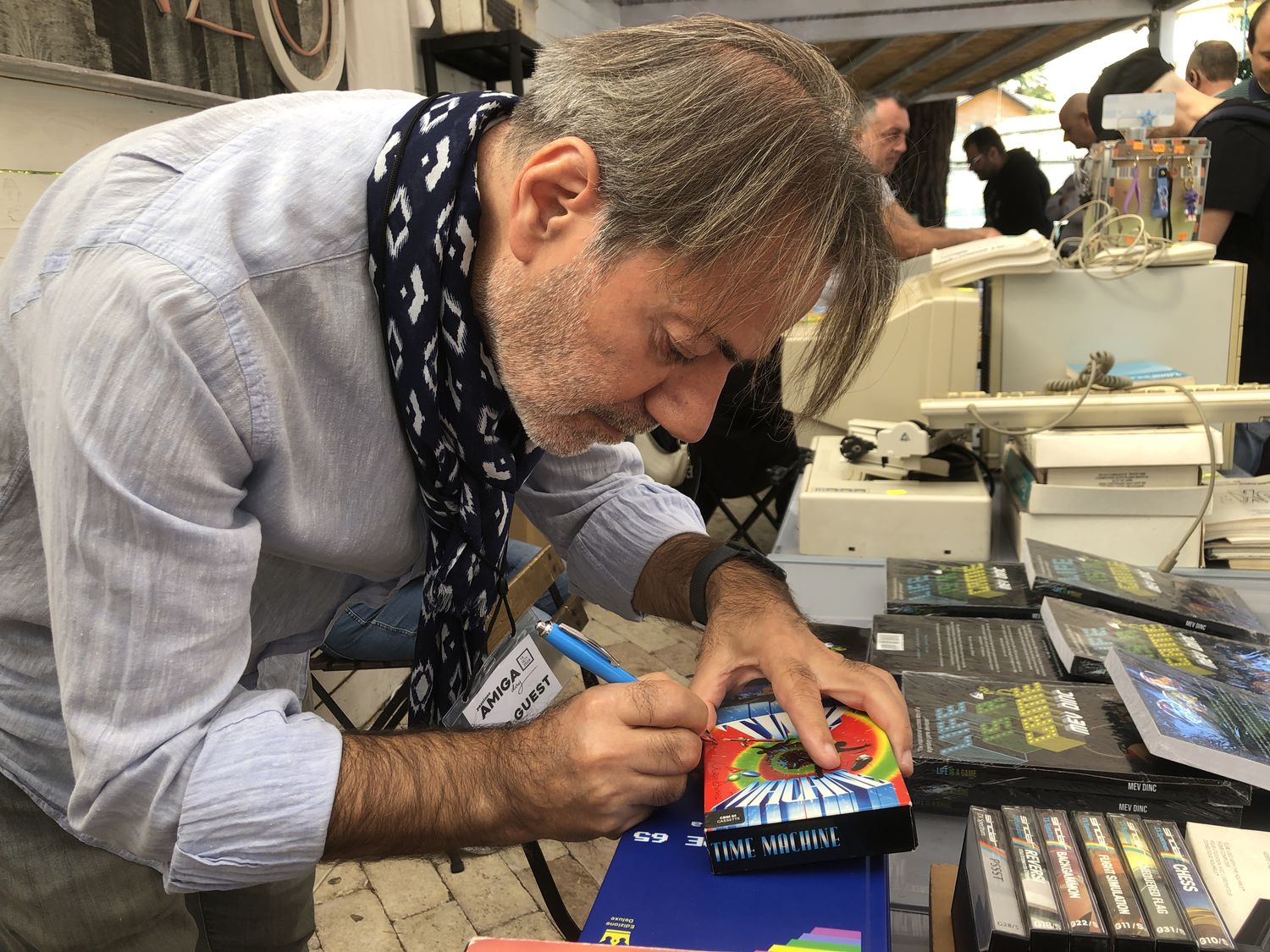 Un ospite firma autografi durante il Passione Amiga Day