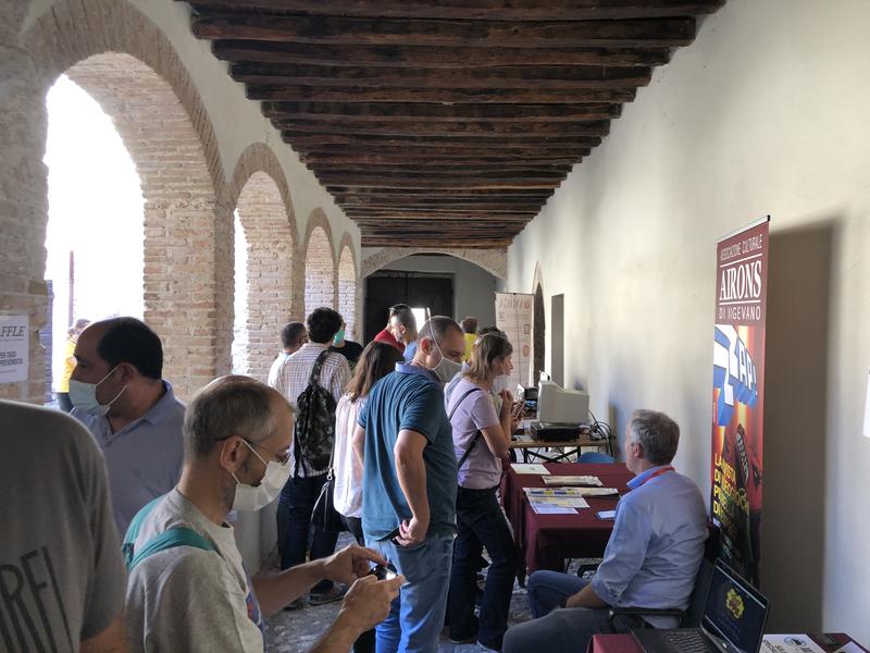 Visitatori tra i banchi del chiostro