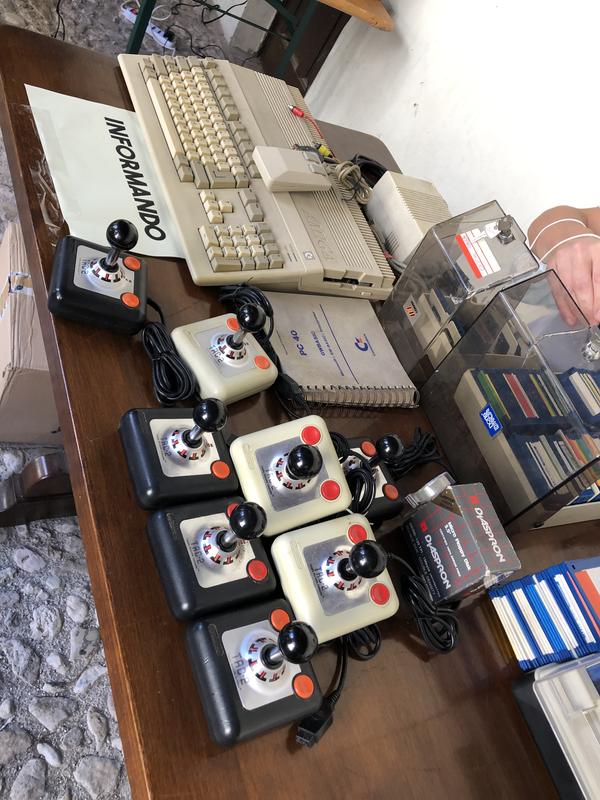 Joystick e periferiche in mostra