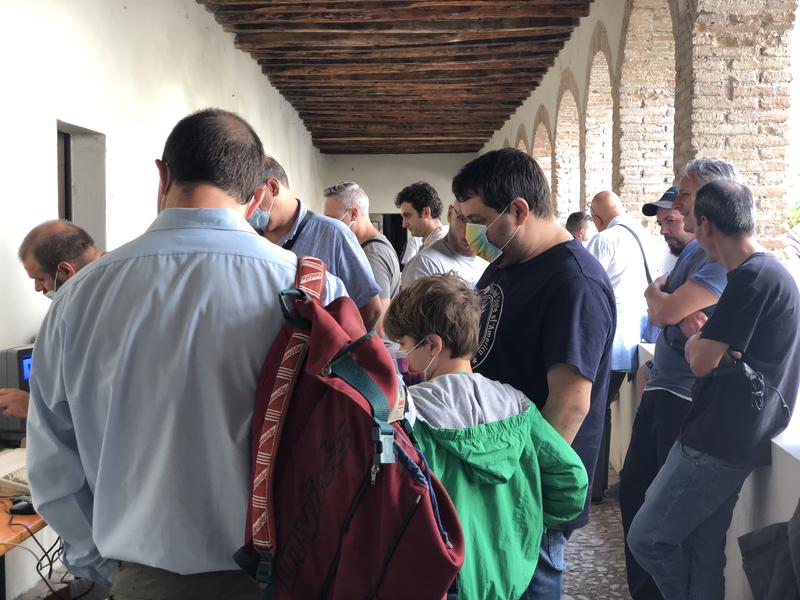 Il pubblico davanti ai banchi