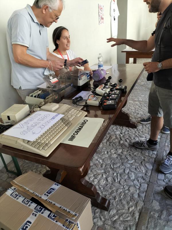 Amiga e materiale sul banco
