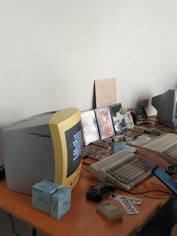 Una postazione con monitor e computer