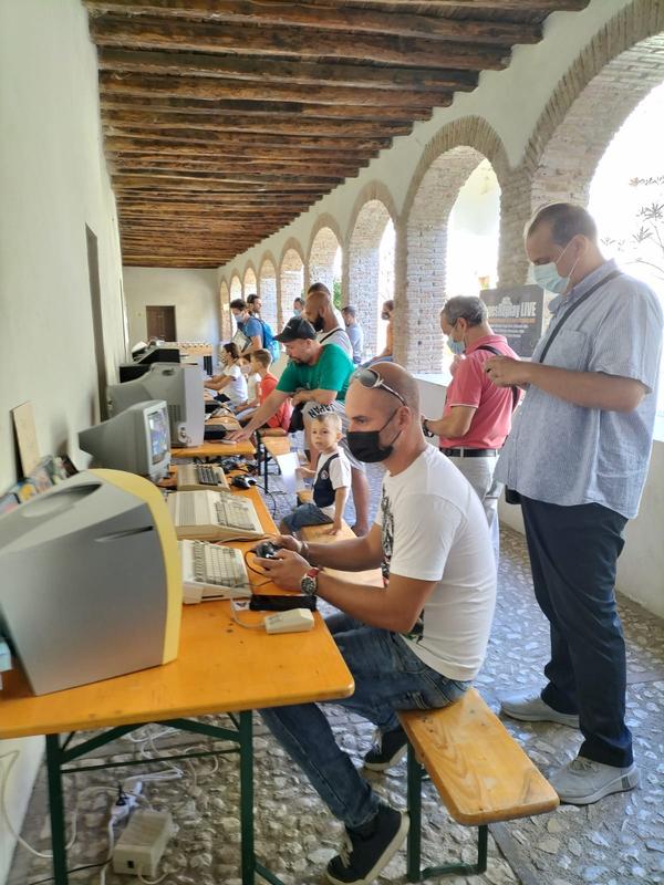 Prove ai computer lungo il porticato