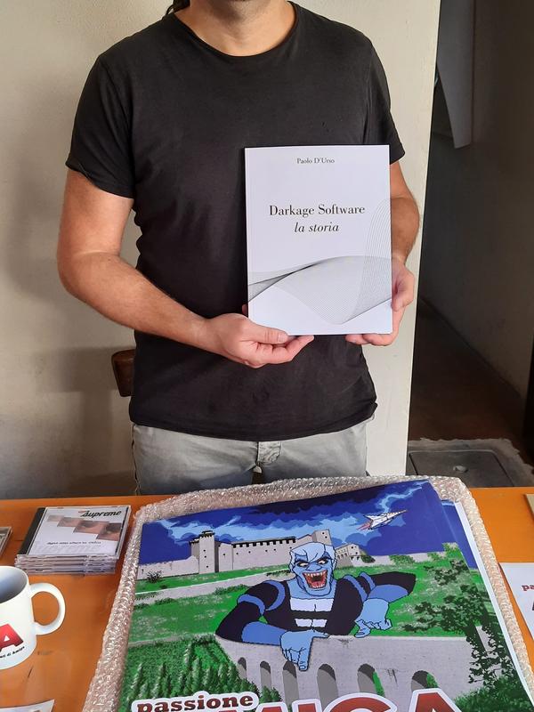 Un visitatore mostra il suo acquisto