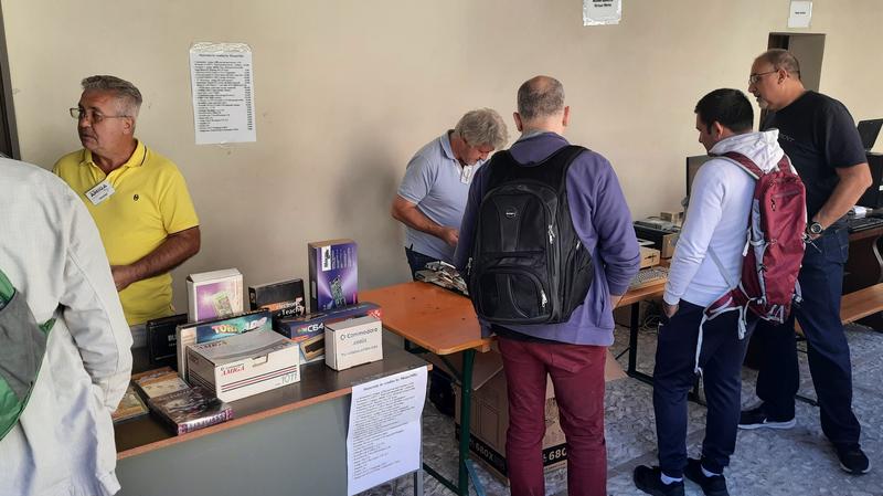 Visitatori attorno ai banchi