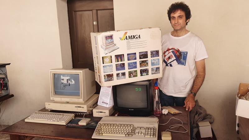 Postazione con Amiga e monitor