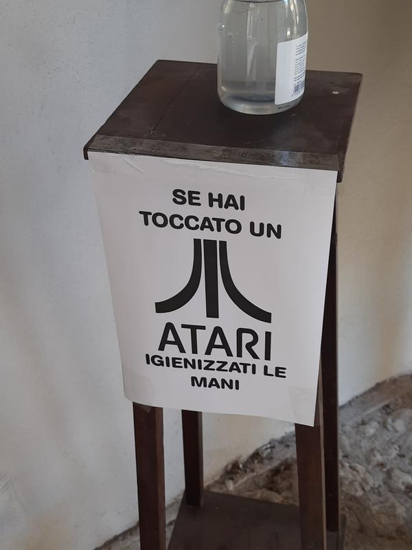 Il cartello sugli Atari, con ironia