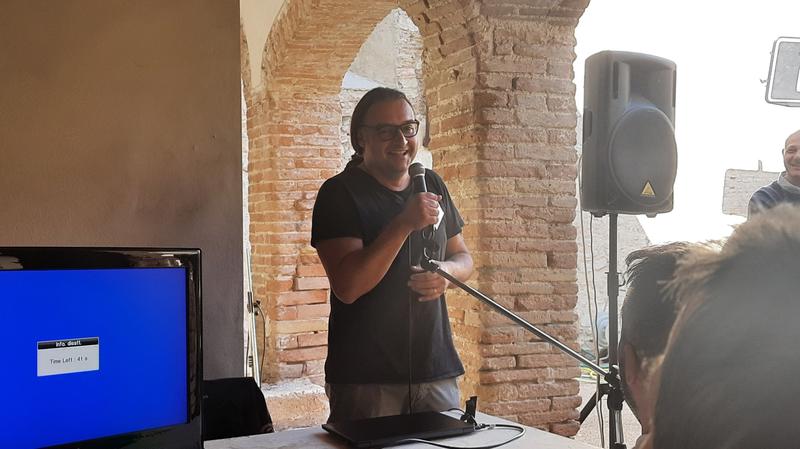 Il relatore al microfono