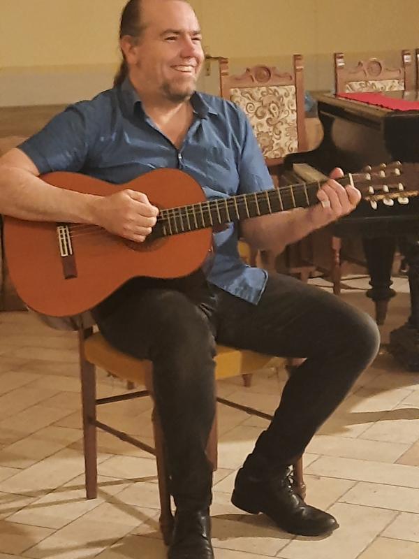 Il concerto acustico di Jon Hare