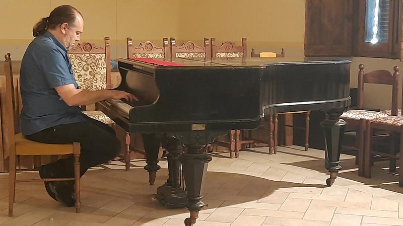 Al pianoforte, a fine giornata