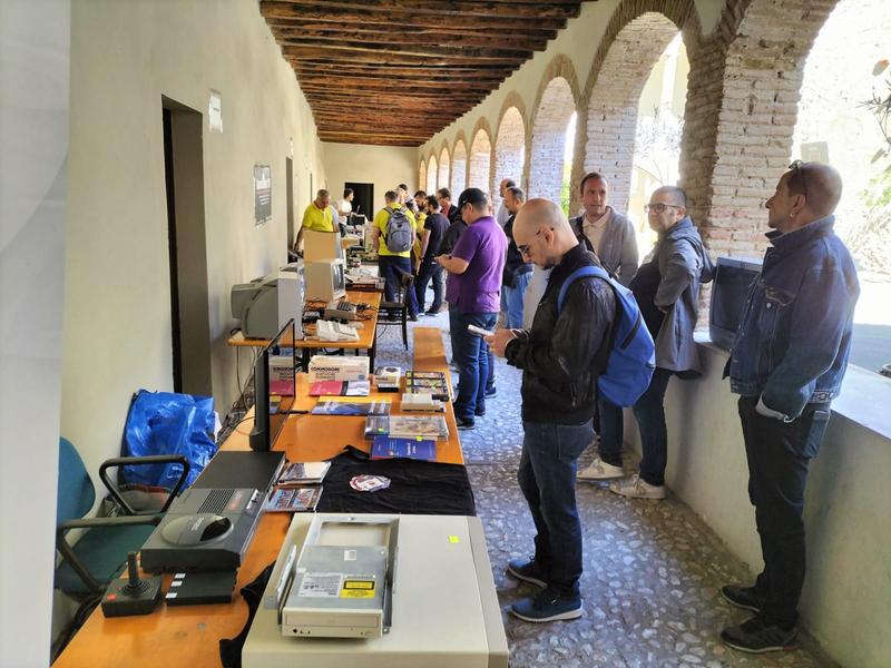 I visitatori lungo i banchi