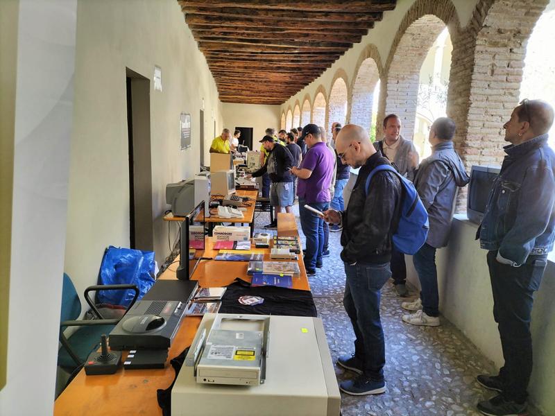 Il pubblico nel porticato