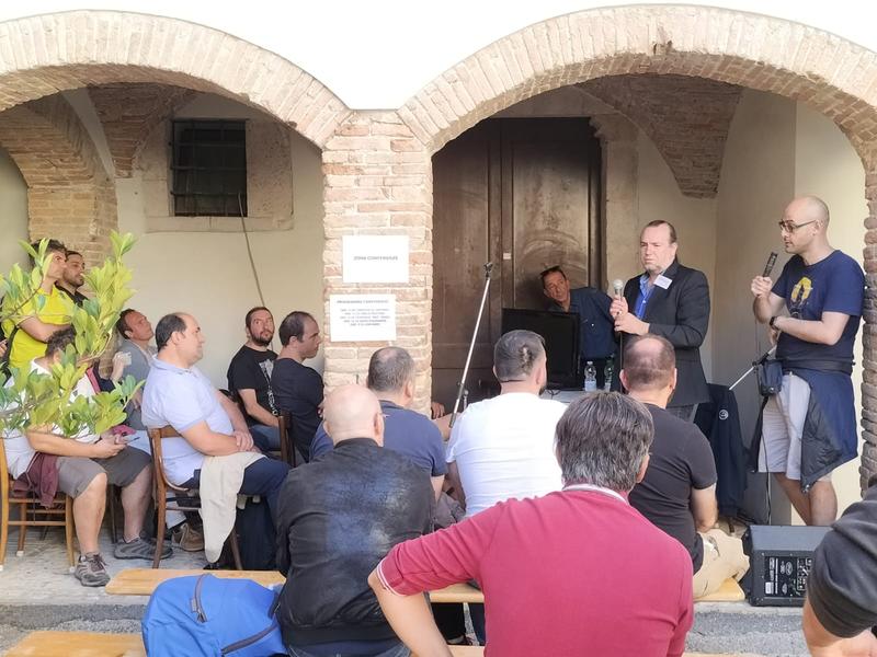 Il pubblico segue una presentazione