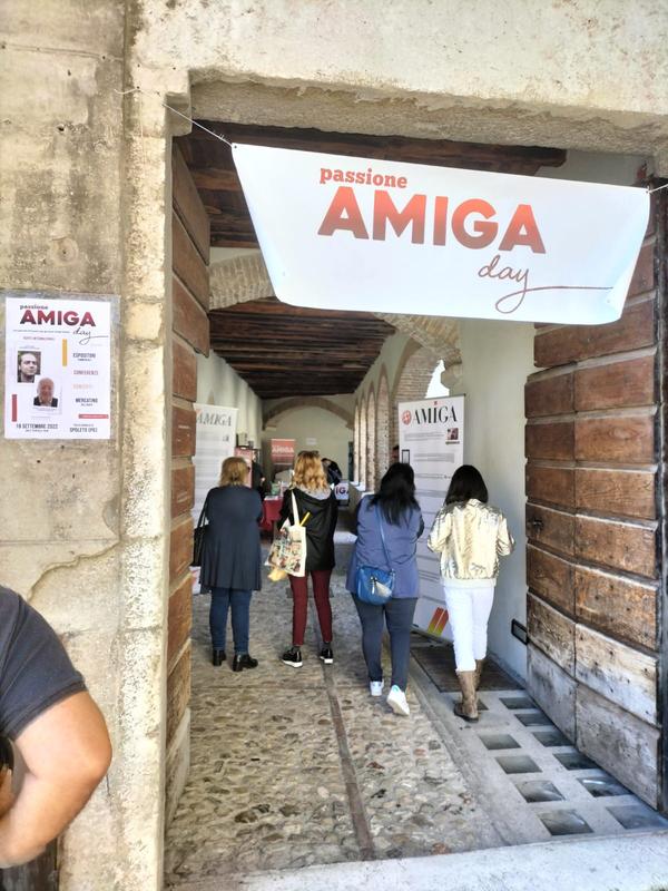 Lo striscione all'ingresso
