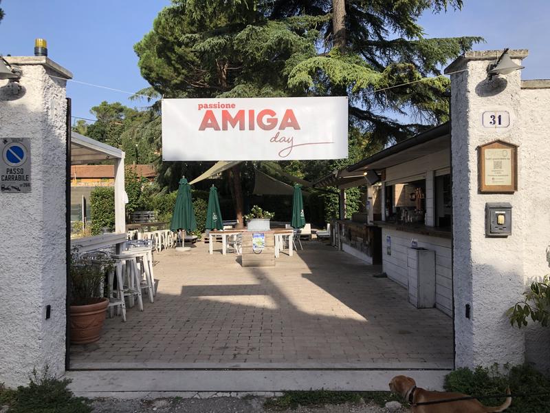 L'ingresso allestito per l'evento
