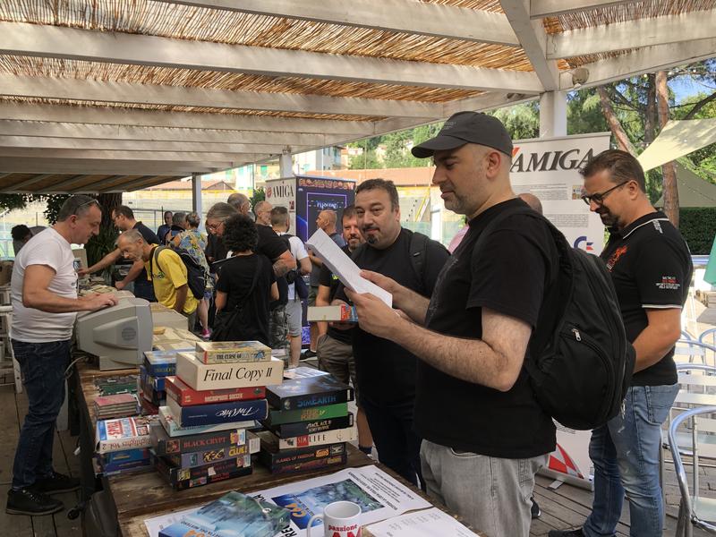 I primi visitatori tra i banchi