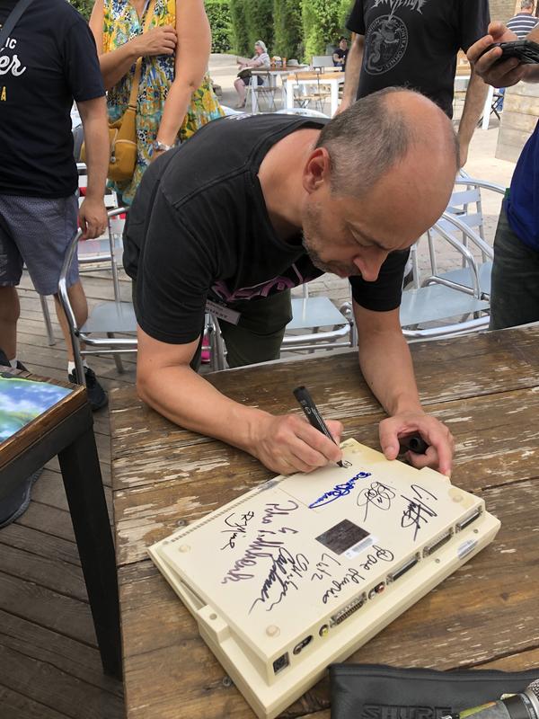 Un autografo su una scatola