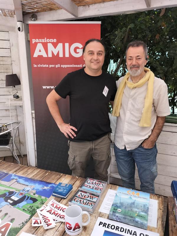 Due appassionati allo stand