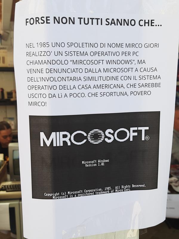 Il cartello su “Mircosoft”, con ironia
