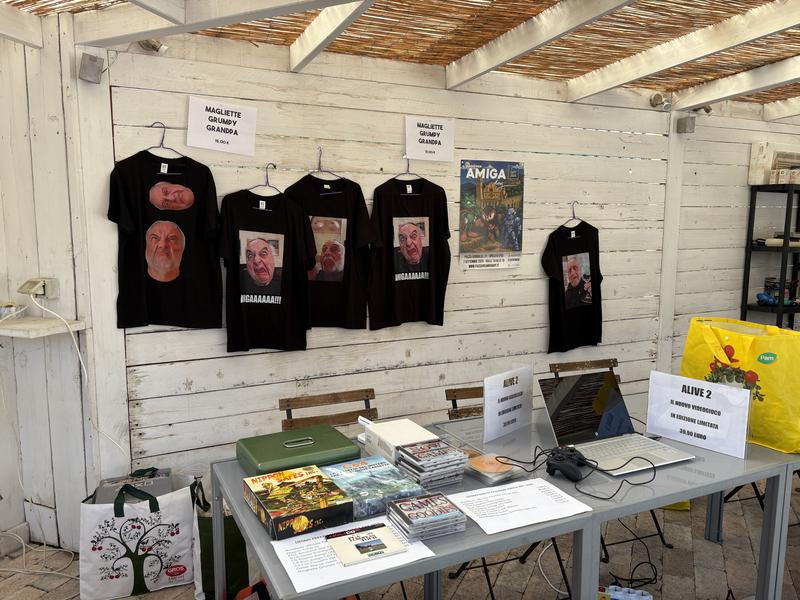 Lo stand con magliette e gadget