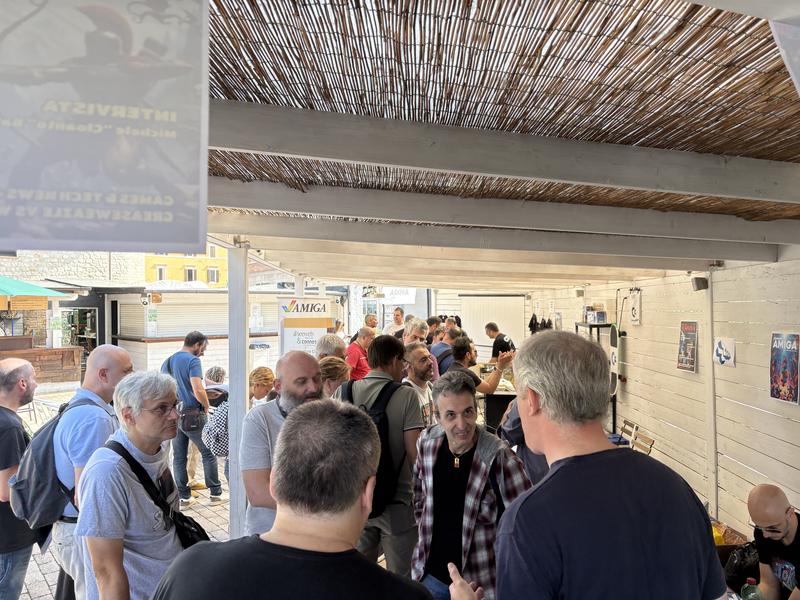 I visitatori sotto le tettoie