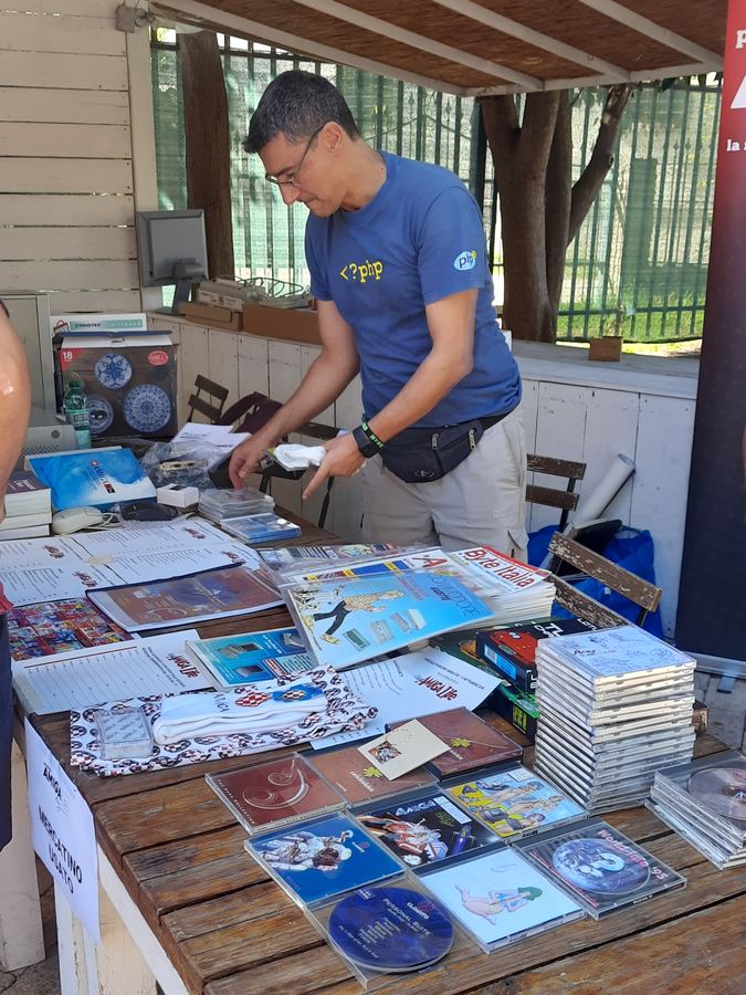 Gli espositori preparano i banchi