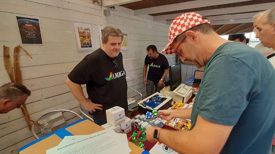 I primi visitatori tra gli espositori