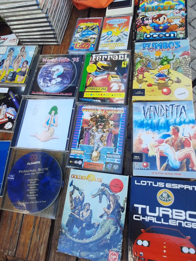 Giochi originali in scatola al mercatino