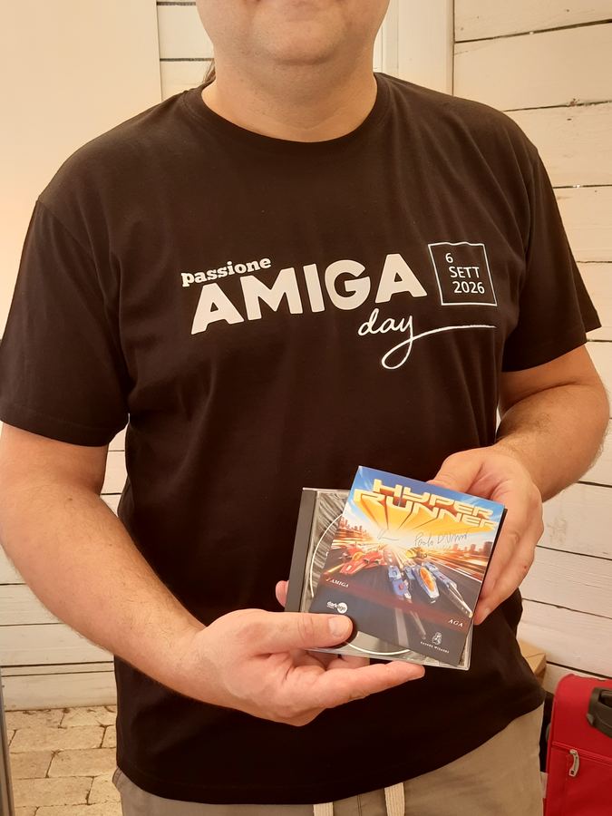 Un visitatore mostra la sua copia