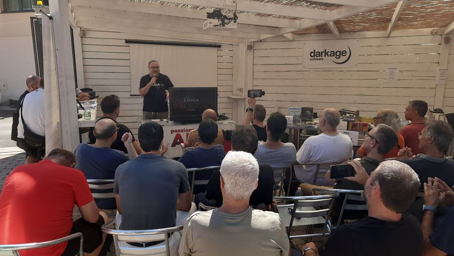 Il pubblico segue gli interventi